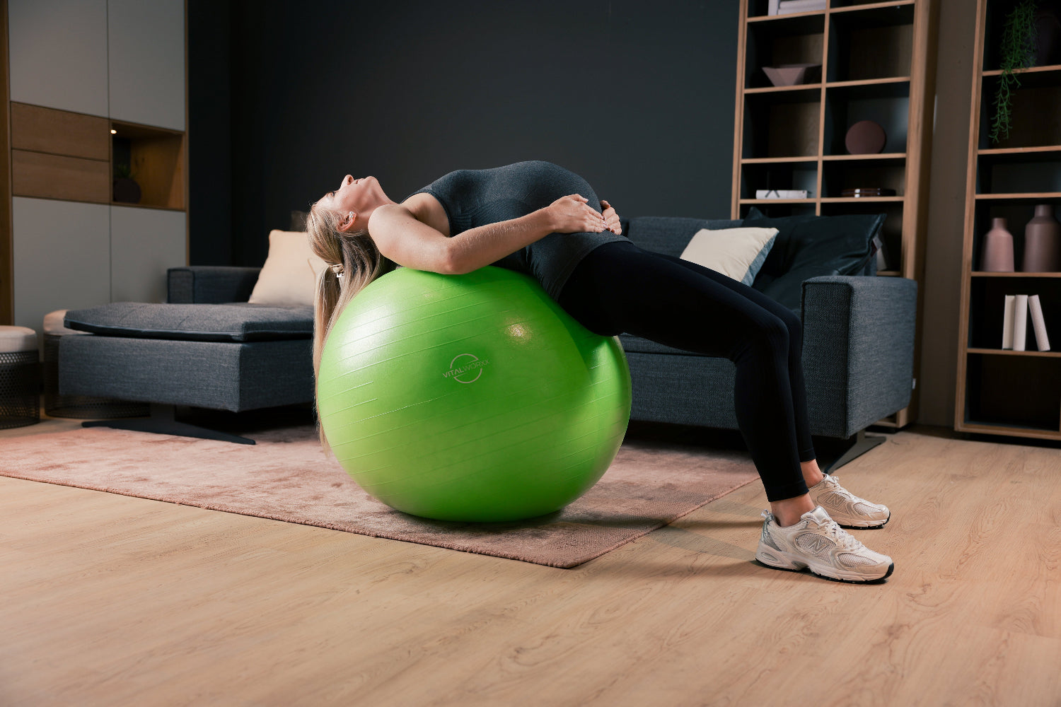 Dehnung mit Ball, Rücken dehnen, Schwangerschaftsübungen, grüner Pezziball