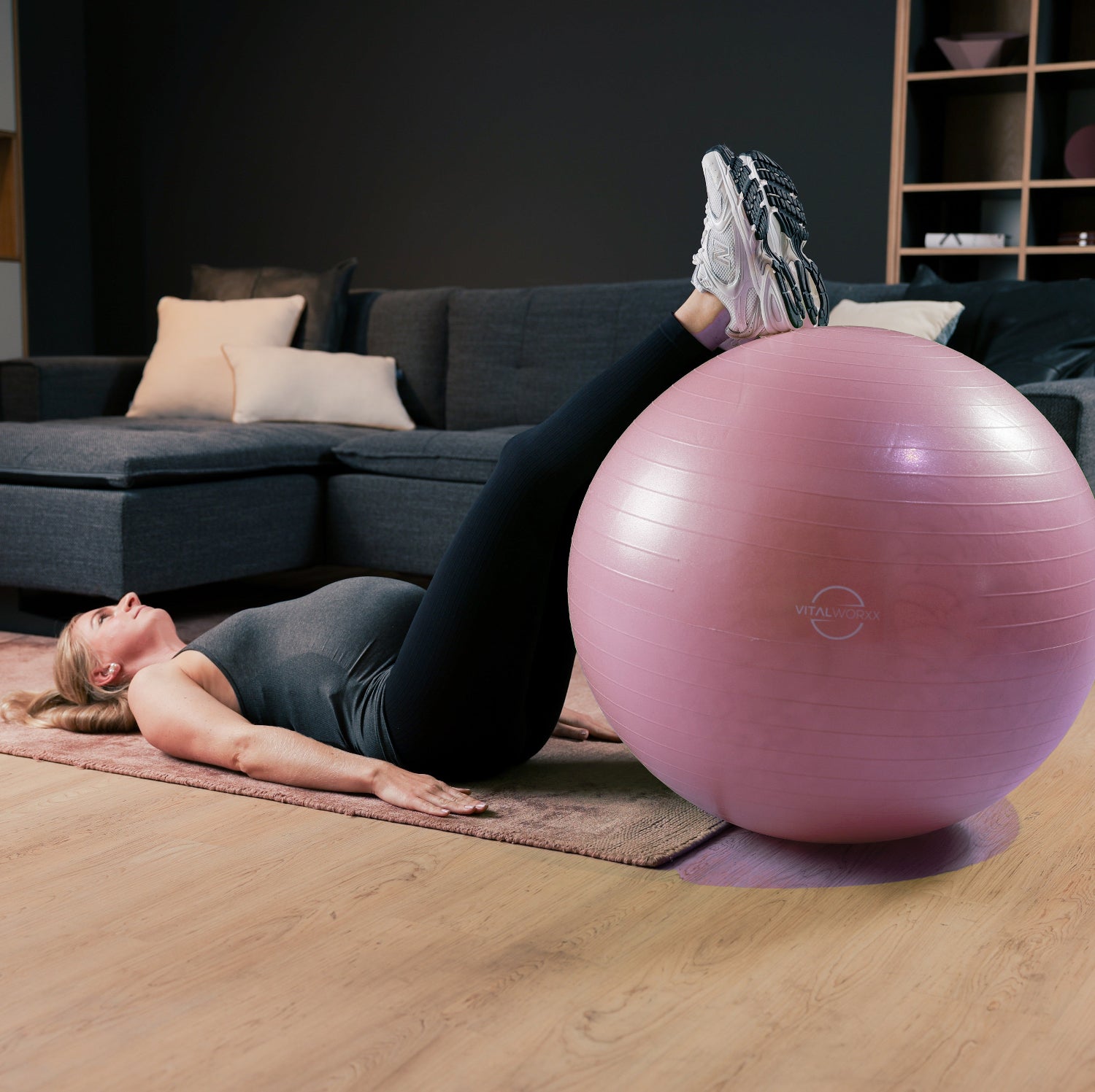Fitnessball, Pezziball, pinker Gymnastball, Schwangere Frau auf dem Rücken Übung