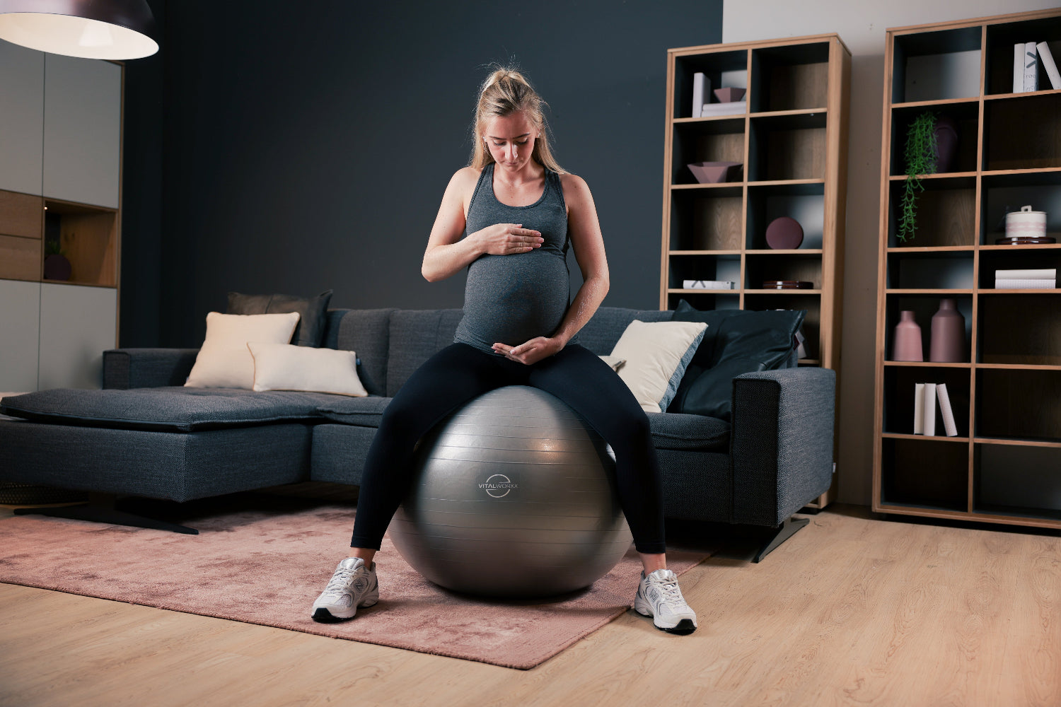 grauer Gymnastikball, Gymnastikball für Schwangere, Sichere Schwangerschaftsübungen