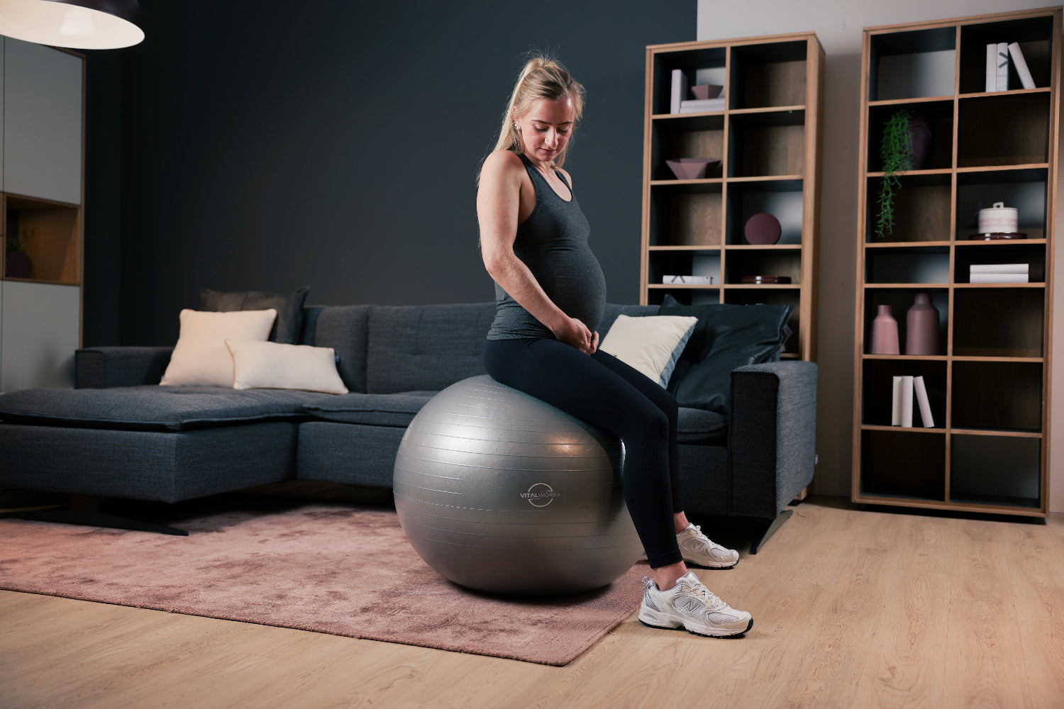grauer Pezziball, Gymnastikball für Schwangere, Sichere Schwangerschaftsübungen